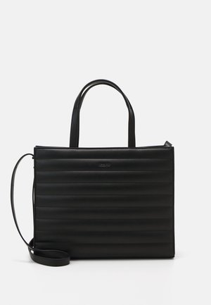 Sac à main rectangulaire noir avec matelassage horizontal, deux poignées supérieures et une longue bandoulière réglable sur un fond clair.
