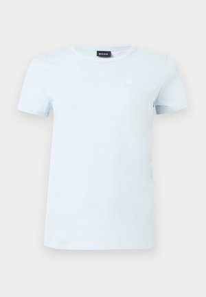 Lichtblauw T-shirt met korte mouwen en ronde hals, met een klein wit logo op de linkerborst en een zwart merkembleem aan de binnenkant van de kraag.