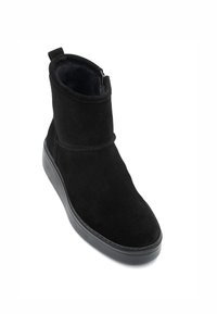 Czarne zamszowe botki za kostkę o gładkiej fakturze, z bocznym zamkiem błyskawicznym, okrągłym noskiem i gumową podeszwą dla lepszej przyczepności.