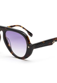 Occhiali da sole tartarugati con lenti viola sfumate. Presentano un design curvo e aste testurizzate con accenti di stelle dorate.