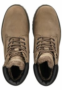 Botas de tobillo de ante marrón con forro de pelaje sintético, acentos de goma negra, puntera redonda y cordones marrones a través de ojales de metal.