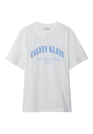 Bílé tričko s krátkým rukávem s modrým nápisem „CALVIN KLEIN New York City“ vytištěným na přední straně.