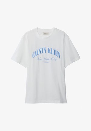 T-shirt blanc à manches courtes avec texte bleu « CALVIN KLEIN New York City » imprimé sur le devant.
