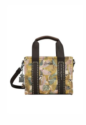 Piccola borsa rettangolare con motivo astratto giallo, rosa e verde, due manici marrone scuro, tracolla staccabile e ciondoli decorativi.