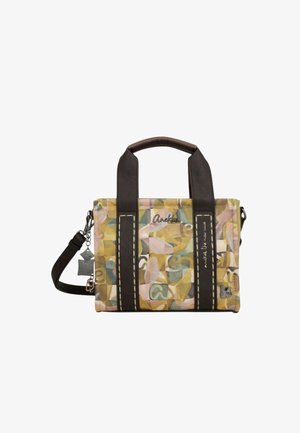 Piccola borsa rettangolare con motivo astratto giallo, rosa e verde, due manici marrone scuro, tracolla staccabile e ciondoli decorativi.