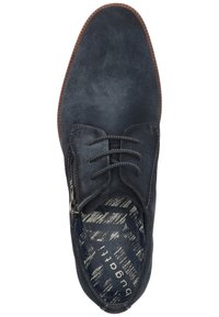 Chaussure habillée pour homme en daim bleu marine avec semelle marron, bout rond, laçage à l'avant, fermeture éclair intérieure, et marquage de la semelle intérieure imprimé.