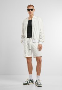 Urban Classics TENNIS CORE SHORTS - Pantaloni - offwhite