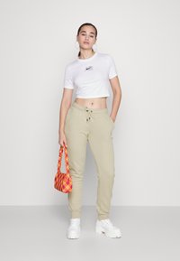 Nike Sportswear Calças de fato de treino - rattan/white