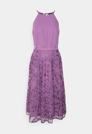 Ærmeløs lavendelfarvet kjole med halterneck, satinbånd og gennemsigtigt skørt med broderede blomster- og bladmotiver.