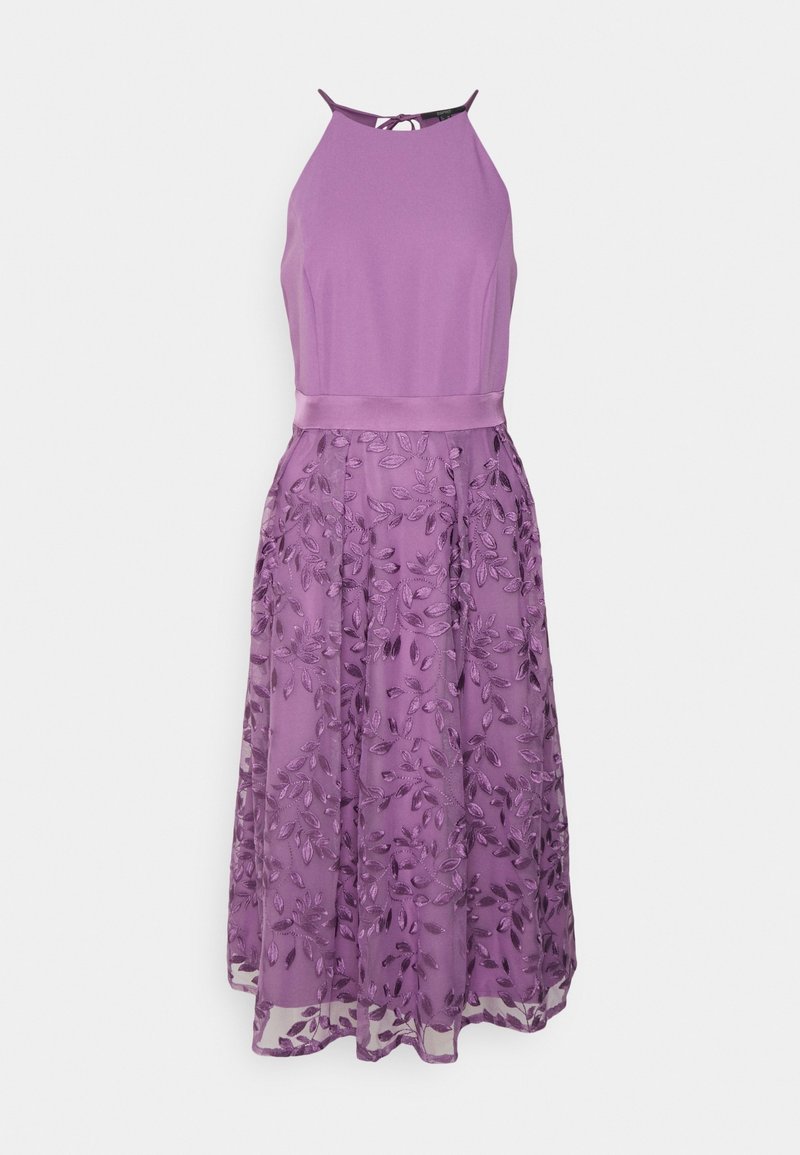 Robe lavande sans manches avec col halter, ceinture en satin et jupe transparente avec motifs brodés de feuilles florales.
