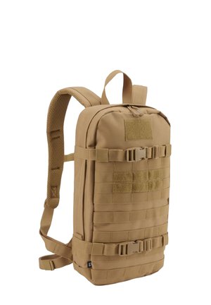 Taktický batoh v béžovej farbe s polstrovanými ramennými popruhmi, niekoľkými horizontálnymi popruhmi, dvoma sponami a horným úchytom na prenášanie.