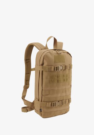 Taktyczny plecak w kolorze beżowym z wyściełanymi paskami naramiennymi, wieloma poziomymi paskami parcianymi, dwoma zapięciami na klamry i górnym uchwytem do przenoszenia.