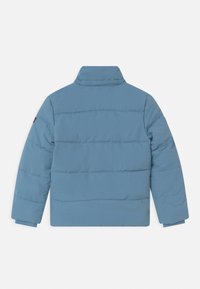 Modrá zateplená zimní bunda s dlouhými rukávy a vysokým límcem, zobrazená zezadu na bílém pozadí.