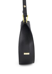 Zwarte leren handtas met een textuurafwerking, voorzien van een vergulde hardwareaccent en logodetail. Inclusief strap voor het dragen.