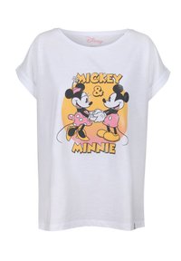 Camiseta de algodón blanca con un estampado frontal de Mickey y Minnie Mouse, con letras en negrita en amarillo y negro que dicen “MICKEY & MINNIE.”