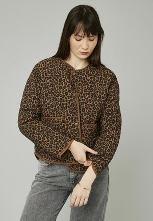 Veste matelassée imprimée léopard marron et noir avec un col rond, fermeture à pression et deux poches avant. Tissu texturé et finitions contrastantes.