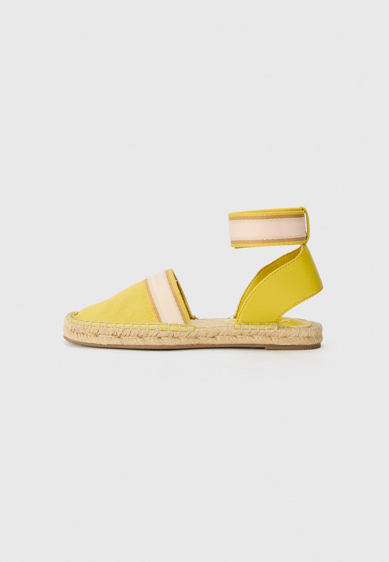 Gul espadrille sandal med en vævet jutesål, der har en overdækning af lærred med pink og hvide stribede accenter samt en justerbar ankelrem.
