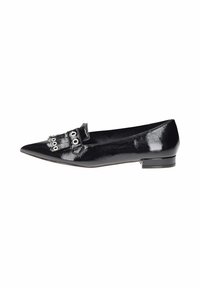 Ballerina in vernice nera con punta affusolata, caratterizzata da una strap decorativa con accessori in argento e piccoli intagli sulla parte frontale.