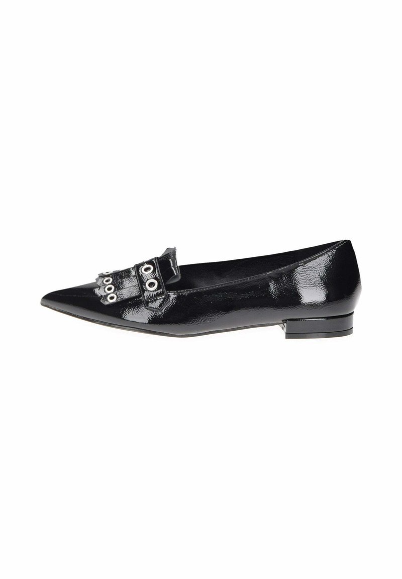 Ballerina in vernice nera con punta affusolata, caratterizzata da una strap decorativa con accessori in argento e piccoli intagli sulla parte frontale.