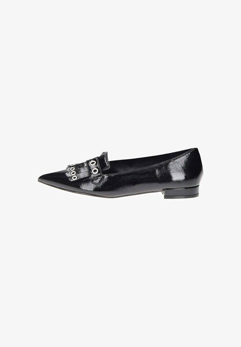 Ballerina in vernice nera con punta affusolata, caratterizzata da una strap decorativa con accessori in argento e piccoli intagli sulla parte frontale.