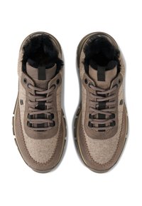 Brune uld sneakers med sort faux fur foring, rund tå, polstret tunge og snørebåndsdesign; med mørke accenter og strukturerede overflader.