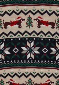 Stickad tröja med taxar i julsar, julgranar och geometriska mönster. Färgskala: beige, svart, grön, röd och vit.