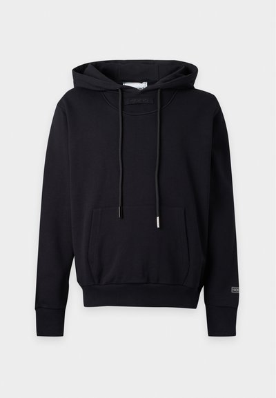 Sweat à capuche noir à enfiler avec poche kangourou à l'avant, cordons réglables, poignets côtelés et petit patch logo sur la manche gauche.