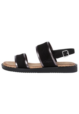Sandalia plana negra con dos tiras anchas, una correa ajustable en el tobillo con hebilla plateada y una plantilla acolchada de color beige.