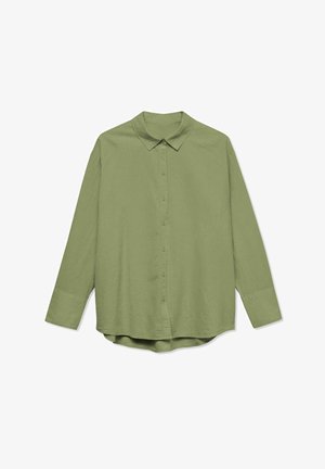 Chemise vert olive à manches longues avec boutons, col pointu et ourlet arrondi, posée à plat sur un fond blanc.
