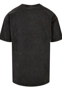Schwarzes Denim-T-Shirt mit kurzen Ärmeln, Rundhals und sichtbaren Nähdetails. Glatte Textur mit lockerer Passform und ohne Muster.
