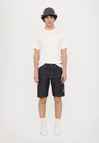Evisu LOGO TEE - Jednoduché tričko - white