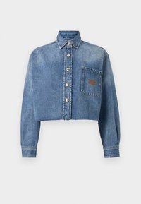 Giacca di jeans ritagliata in azzurro chiaro. Presenta bottoni metallici, una tasca sul petto con bottone e un logo ricamato in arancione sulla tasca.