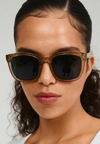 Pilgrim KATYA - Sunglasses - light brown