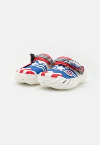 Crocs CROCS X CAPTAIN AMERICA UNISEX - Mules - white