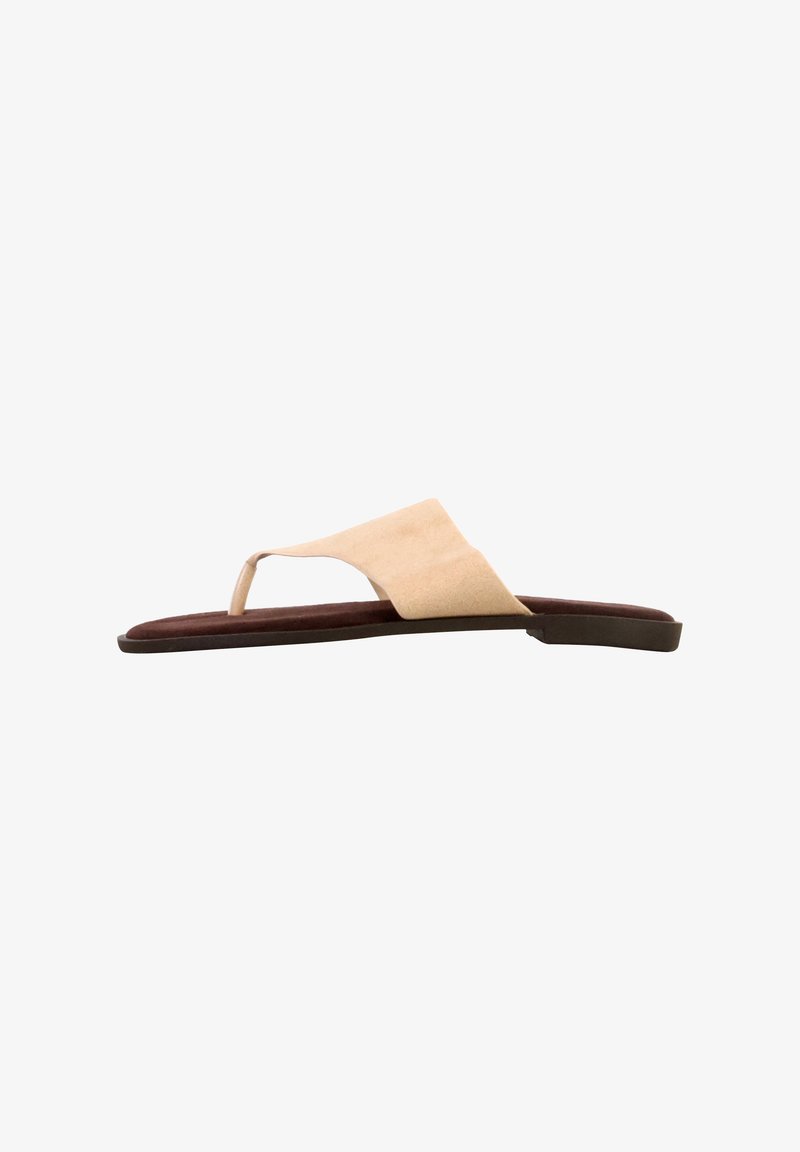 Sandale fine beige en daim avec semelle coussinée marron foncé et talon plat noir, vue de côté sur fond blanc.