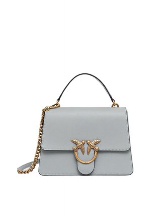 Borsa a mano in pelle grigio chiaro con manico superiore, tracolla a catena dorata e chiusura frontale a forma di uccello dorato.