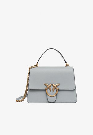 Borsa a mano in pelle grigio chiaro con manico superiore, tracolla a catena dorata e chiusura frontale a forma di uccello dorato.