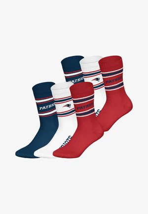 Set van drie paar enkelsokken in marineblauw, wit en rood. Voorzien van strepen en de tekst "PATRIOTS", gemaakt van een zachte, gebreide stof.