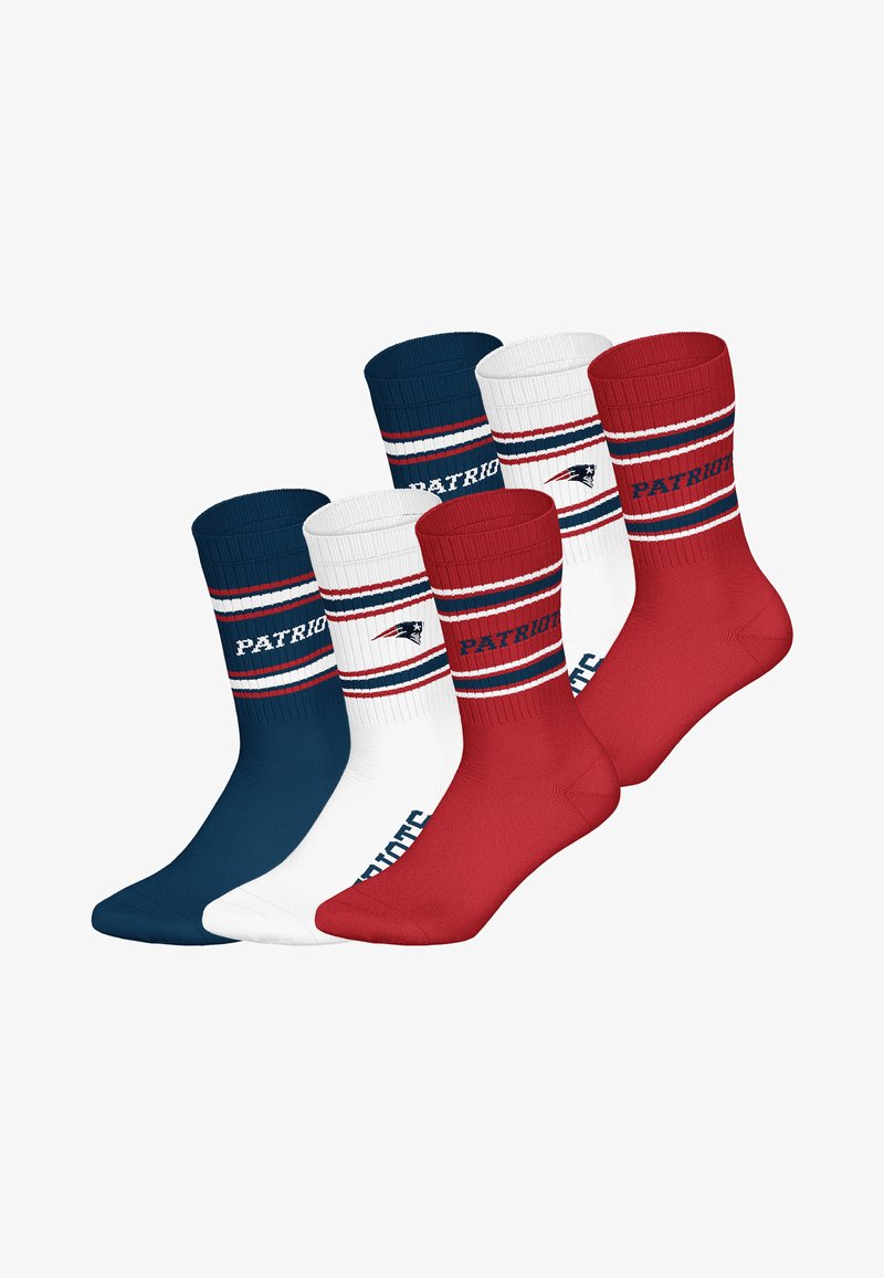 Dreier-Set Knöchelsocken in Marineblau, Weiß und Rot. Mit Streifen und dem Schriftzug "PATRIOTS", hergestellt aus einem weichen, gestrickten Stoff.