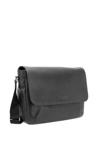 Schwarze Leder-Umhängetasche mit Klappverschluss, verstellbarem Riemen, glatter Textur und gesteppten Details. Mit Markenlabel auf der Vorderseite.