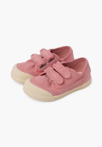 Scarpe da ginnastica rosa in tela con due cinturini in velcro e una suola in gomma beige. Texture liscia con dettagli cuciti e design a punta arrotondata.