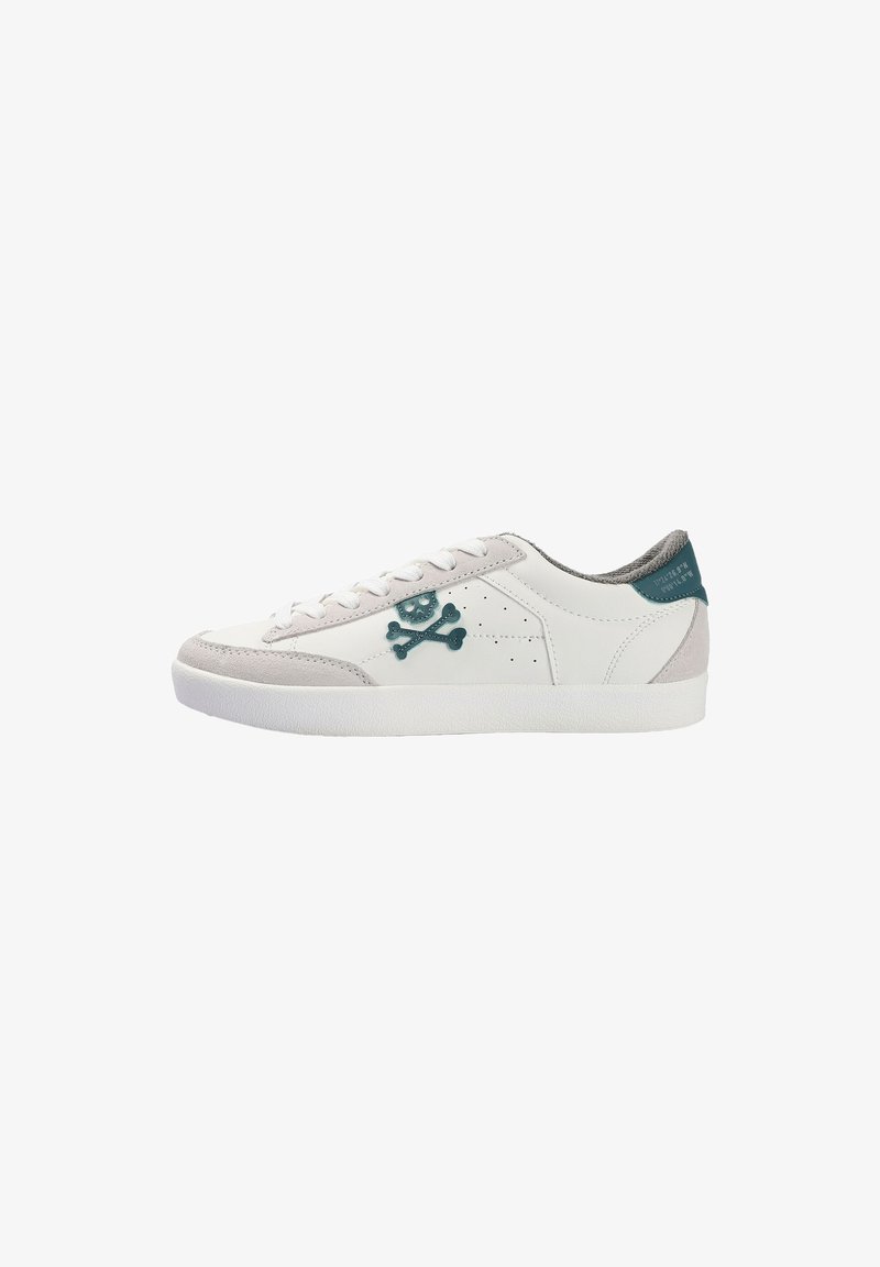 Zapatillas bajas blancas con acentos de ante gris y un emblema de calavera y tibias cruzadas en color teal en el lateral y en la pestaña del talón.