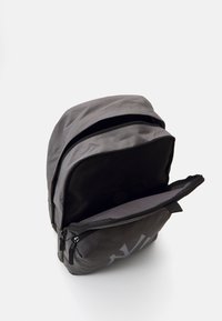 New Era MLB NEW YORK YANKEES MULTI STADIUM BAG - Mochila - grey