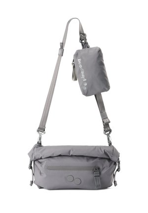 Sac bandoulière gris avec sangle réglable et petite pochette attachée, doté d'une poche zippée à l'avant et de détails discrets de logo circulaire.