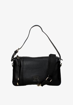 Borsa a tracolla in pelle nera con superficie testurizzata, chiusura con zip, una lunga tracolla regolabile e un dettaglio con logo sul davanti.