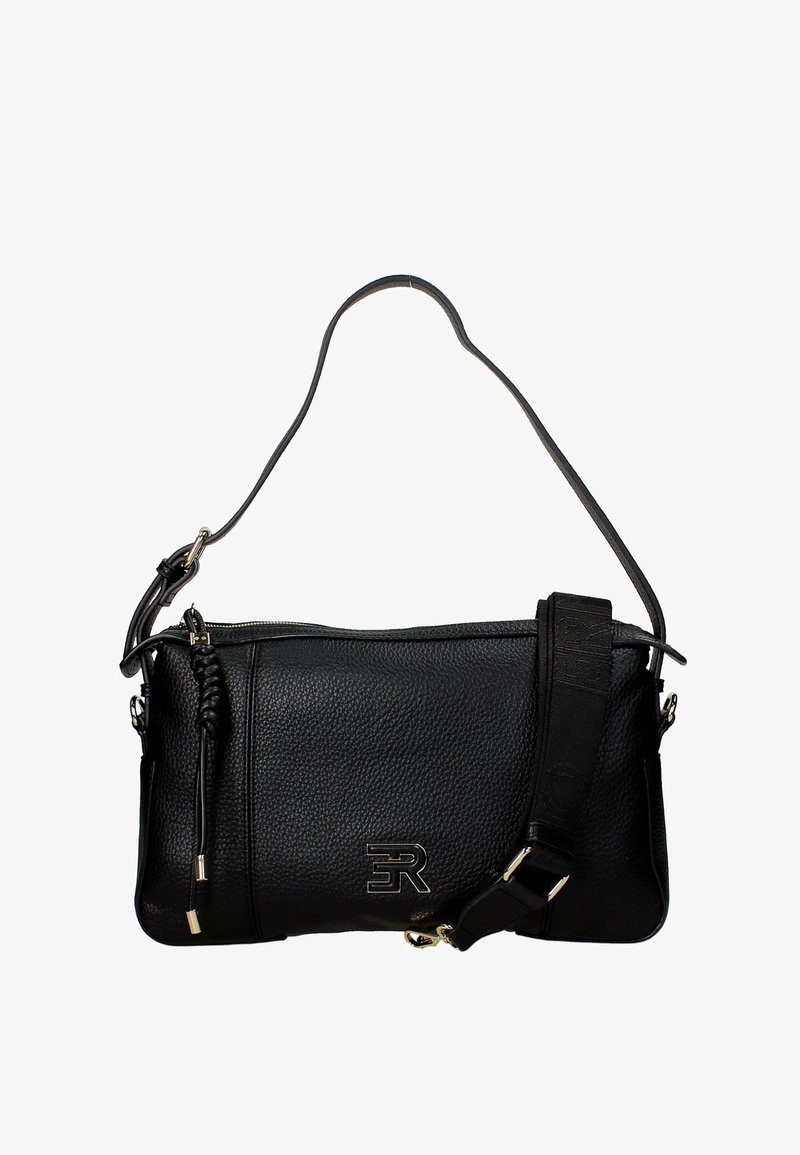 Borsa a tracolla in pelle nera con superficie testurizzata, chiusura con zip, una lunga tracolla regolabile e un dettaglio con logo sul davanti.