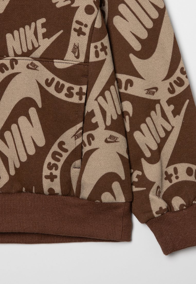 Sweatshirt marron avec de grands logos et motifs de texte beige de Nike. Le tissu a une texture douce avec des poignets et un ourlet côtelés.