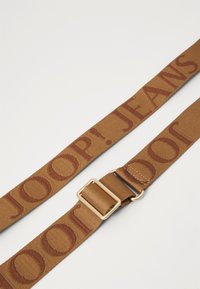 Cintura in tessuto marrone con motivo intrecciato "JOOP! JEANS" in una tonalità più scura, con fibbia in metallo dorato e design regolabile.