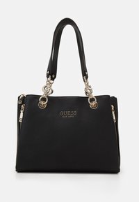 Musta tekstuuriga nahast Guess käekott kaheteistkümne sangaga, kuldse tooni seadmed, logo charm ja esiküljel bränditud plaat, millel on külgedel tõmblukkude detailid.