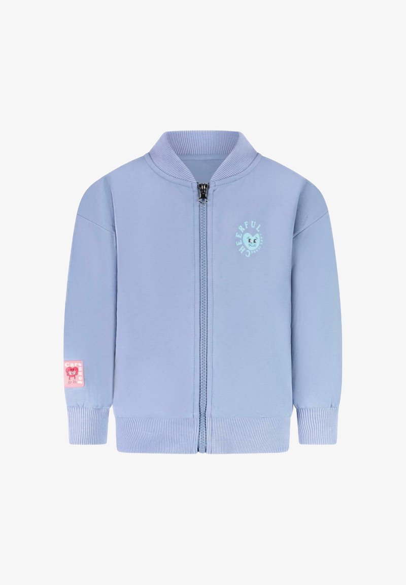Lichtblauwe ritsjack van zacht materiaal. Bevat een geribde kraag en manchetten, met een speelse "happy" logo en patchdetail.